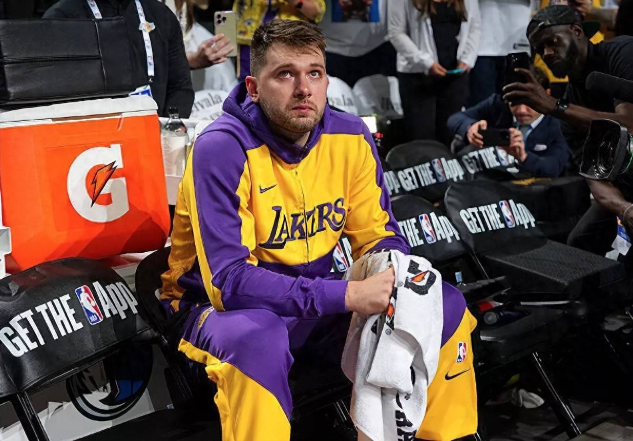 东契奇回归赛场，连败首场状态亮眼，DWG观众沸腾！的简单介绍